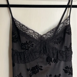 Klänning från MotelRocks - Jättefin klänning från Motelrocks i spets, helt ny med lapp kvar.  Lite figursydd o kortare modell med en slits.  Skriv vid frågor 💘