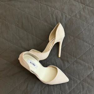 Högklackat - Beige/creme färgade högklackade skor från Nelly! Väldigt snygga och stilrena. 