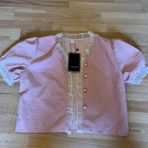Kortärmad blus/kofta - Säljer denna fina kofta/blus då den inte används (oanvänd+prislappen kvar). Pris kan diskuteras vid snabb affär!💕💕