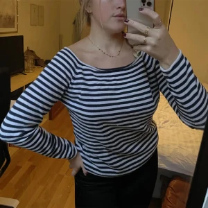 Randig stickad tröja  - Vid köpa av flera varor sänks priset 🌟🌸