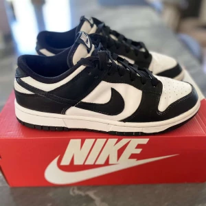 Nike panda dunks low retro skor - Väldigt bra skick 9/10. Använda ett par gånger men sparsamt använda. Skorna är i storlek 40 och för män. Nypris är 1499kr men säljer för 650kr 