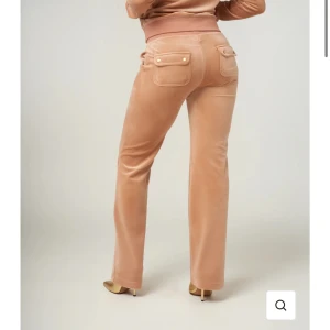 Juicy byxor - Entresse koll på mina beiga juicy byxor. Knappt använda så bra skick,  storlek xs men funkar även som s💗 priset kan diskuteras 