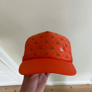 Stüssy keps - Orange Stüssy keps med broderad silver logga