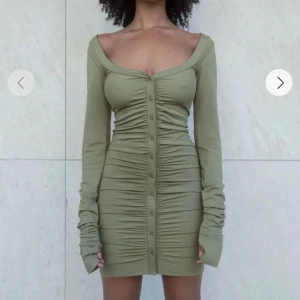 Klänning - Klänning ifrån A-dsgn, använd 1-2 gånger så i nyskick. Väldigt mjukt och stretchig i material så passar en S-XXS lika bra!