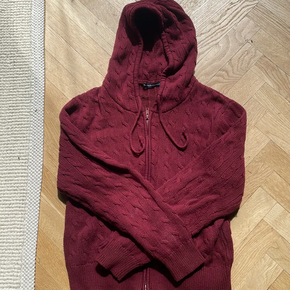 Kabelstickad hoodie från brandy Melville! Onesize men passar nog XS-M. Skriv för bild på !! 🌹Nypris 385kr. Tröjor & Koftor.