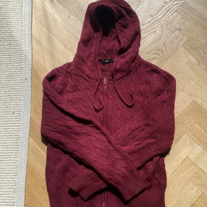 Hoodie  - Kabelstickad hoodie från brandy Melville! Onesize men passar nog XS-M. Skriv för bild på !! 🌹Nypris 385kr