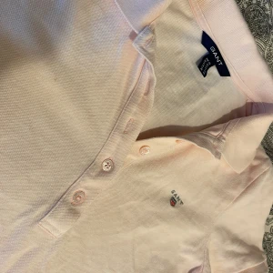 Vintage Gant - En vintage gant piké tröja utan defekter och alla knappar finns! Kom privat vid fler frågor och bilder💕