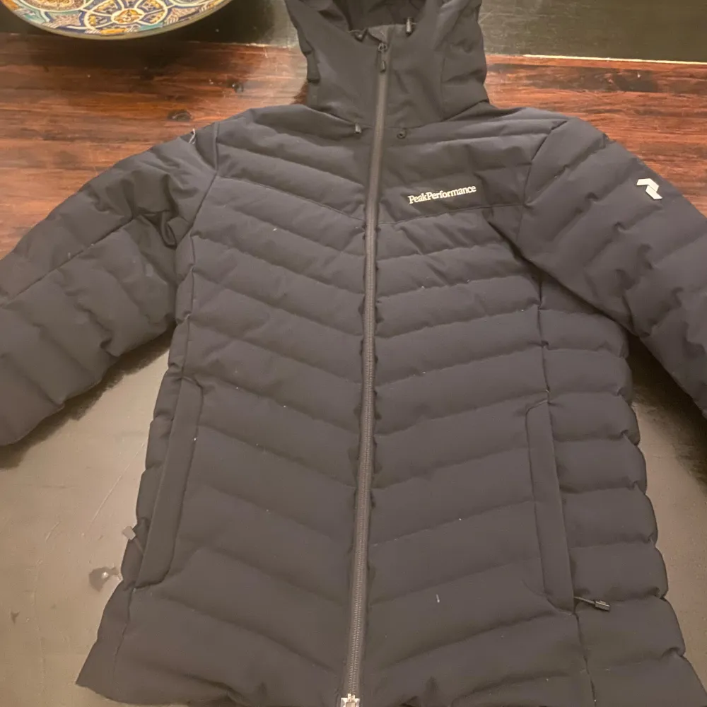 Hejsan! Säljer en peak performance vinter jacka som är i perfekt skick. Jackan köptes förra vintern. Skick: 9/10 inga defekter. Nypris: 4995 vårat pris 2499🤝🔥 storlek: S kan även passa M. Priset kan diskuteras. Mvh Gustafsson closet🤝. Takit.