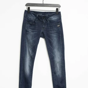 Lowwaist jeans! - De är en äldre modell men jeansen är i fint skick! Har ett par likadana också men i en mörkare blå färg. Tyvärr är de inte bootcut men kollar ändå intresset ifall man skulle vilja ha de som de är eller om man vill sy om de till bootcut❤️