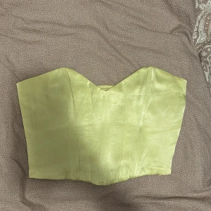 Gul topp - Gul topp/korsett i storlek XS från Zara. Använd endast 1 gång. 