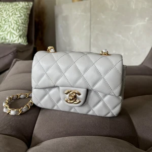 Grå väska - Grå väska aldrig använd så i jättefint skick 🩶SÅKLART inte äkta 