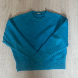 Blå stickad tröja  - En jättefin stickad tröja från Zara i storlek S men den är väldigt stretchig. Inte använd mycket o säljer pga att jag inte får användning för den. 