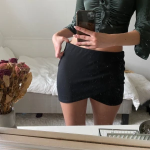 Svart minikjol - Svart minikjol i fint skick, uppskattad storlek M🫶🏻