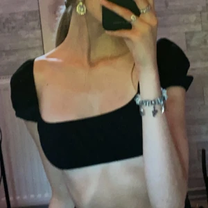 Svart Mini Topp - En super söt och svart mini-topp från H&M i storlek S!  Passar perfekt för tjejer med lite mindre bröst! (Jag har storlek 75B)