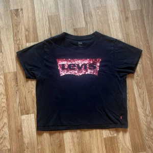 Levi’s tröja - Inte använd mycket, bra skick, lite kortare i magen. Säljer pågrund av att den inte längre passar och även för att den inte blev andvänd mycket🩷