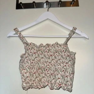 Set med crop top och kjol - Aldrig använd, något skrynklig men annars inget att påpeka 