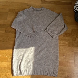 Fin beige klänning🤎🤍 - JÄTTE fin beige klänning med lite volanger på ärmarna❣️ Är i väldigt bra skick💖