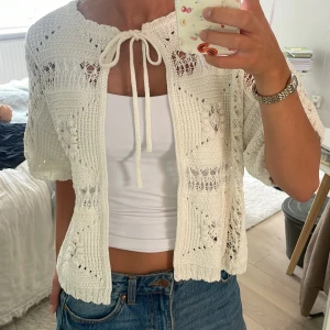 Zara topp - Stickad topp från Zara, använt fåtal gånger. Går att vända åt andra hållet så ryggen blir öppen också! Lappen är bortklippt men skulle säga att den passar s/m