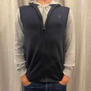 Polo Ralph lauern väst  - Hej! Säljer nu denna super schysst västen från polo Ralph lauern. 10/10 skick. Nypris ligger på 2500