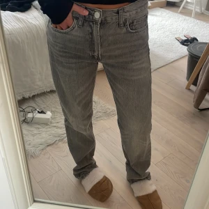 Zara jeans - Gråa jeans från Zara, finns inte kvar på hemsidan. Aldrig använda!
