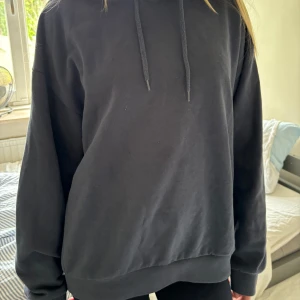 Mörkblå hoodie💕 - En skön hoodie från lager 157, köpt för 150💕 säljer för den inte kommer till andvändning💕 skriv om du är intresserad 💕