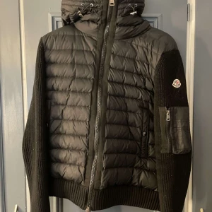 Moncler Cardigan - Jag säljer nu min brors Moncler Cardigan då han ej använder den längre. Den är tidigare köpt här på plick och han fick bara med jackan när han köpte den. QR-koden och NFC i märket fungerar som de ska! Priset kan diskuteras vid en snabb affär.