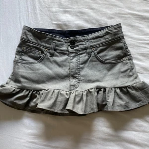 Jeanskjol - Säljer denna jeanskjol från Filippa K jag gjort själv. Den sitter skitsnyggt, men är lite liten för mig💓 passar någon med storlek xs