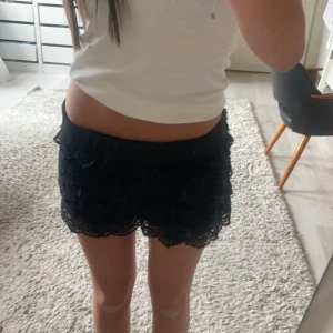 Spets shorts - Säljer de här populära och efterlysta spets shortsen, de är använda en gång och är i jätte bra skick!💗 De är i storlek S men de är väldigt stretchiga så dom passar även M!💗