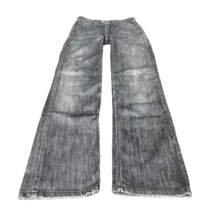 Gråa Levis jeans  - Midjemått 34cm Innerbenslängd 70cm