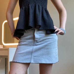 Jeanskjol grå - Fin grå jeanskjol från Lager 157. Använd ngra få ggr & i jättebra skick! Pris kan diskuteras❣️