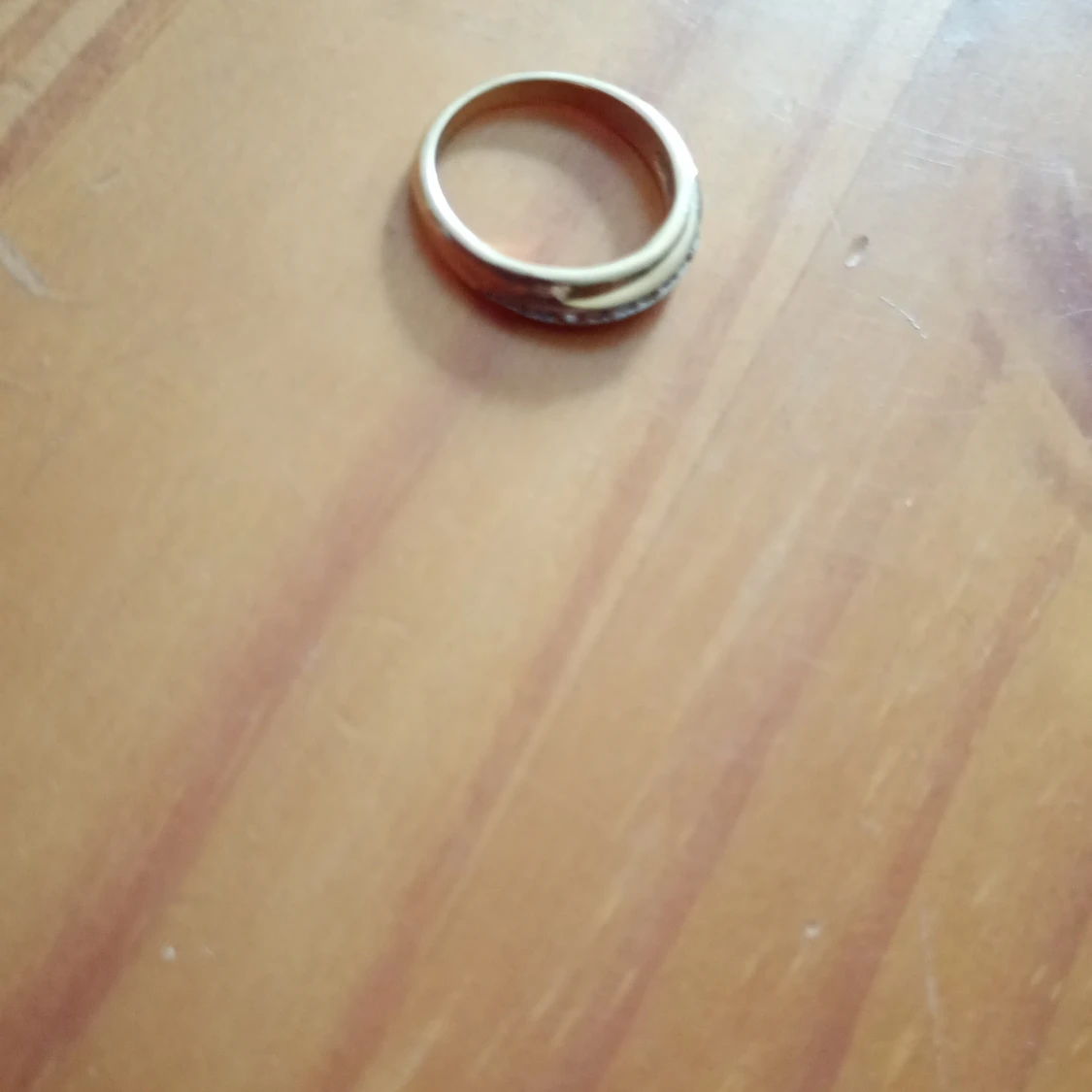 Ring guldfärgad metall med stenar stl 9/10 - 92