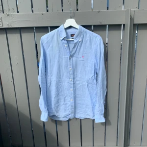 Linneskjorta från Morris - Säljer denna ljusblå linneskjortan från Morris. Storleken är XS men passar även S. Hör av dig vid frågor eller funderingar!