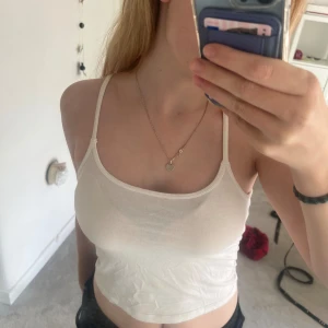 Supersöt linne från Zara💞 - Jättefint linne med korsande band i ryggen från Zara! Pris kan diskuteras🩷