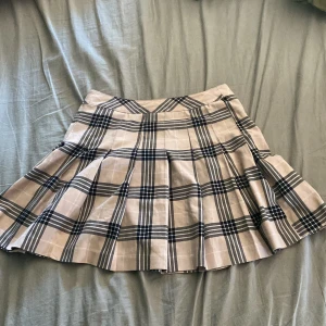 Beige rutig kjol - Beige rutig kjol, knappt använd. Storlek 38, går att hämtas i Malmö.
