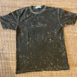 Stone Island T-shirt - En brun/grön stone island t-shirt i bra skick