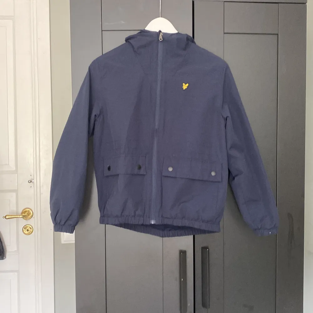 Nu säljer jag min mörkblå Lyle & scott windbreaker. 10/10 skick och är endast använd vid tre tillfällen. Storleken är 12-13 år men skulle passa någon som är mellan 150-160 cm lång.. Jackor.