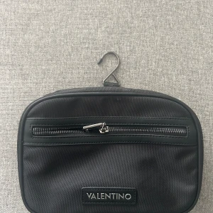 Valentino - En jätte snygg valentino necessär oanvänd och fräsch. Ny pris 800kr