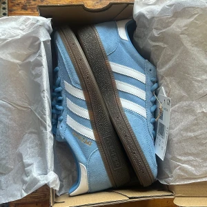 Adidas handboll spezial oanvända  - Säljer Adidas handboll spezial oanvända. Storlek 37 1/3. Kartongen var lite skadad när den kom till mig från leverantören. Annars allt i perfekt skick.m :)