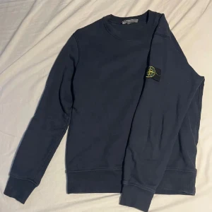 Stone island crewneck - Stone island tröja i otroligt bra skick Köpt på nk, kvitto finns