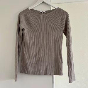 Uniqlo beige tröja  - Ny oanvänd inget att anmärka på.  Normal i storlek🤍
