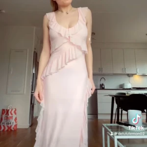 Otrooolig klänning - Säljer denna fina klänning. Storleken är 36 men den är stretchig, passar mig som har 34 vanligtvis. Nyskick 🥰Bilderna är från min TikTok @delululemon02