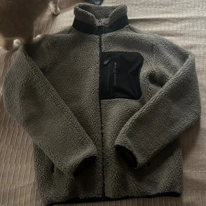 Sail Racing jacka  - Varm och skön jacka som passar nästan året runt, bra skicka inga defekter så den är hel och ren. Köpt på Hanzens för 1800 