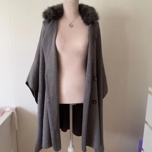 Knitwear - Ljusgrå knitwear från Zara. Helt ny! Med extra knapp och prislapp på. Priset är egentligen 1999kr men jag säljer för 1200kr. Väldigt mjuk och skön tyg🤎