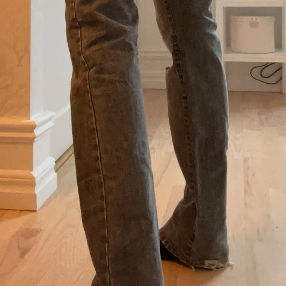 Ett par grå CIA jeans. Supersnygga och retro style. Farkut & Housut.