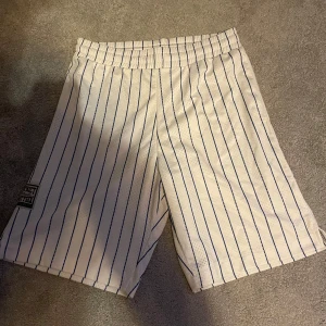 Shorts från District 46 - Säljer mina shorts från märket District 46 då jag bara använde dem 1 gång och jag inte gillade dem, väldigt bra skick. OBS shortsen har inga fickor.