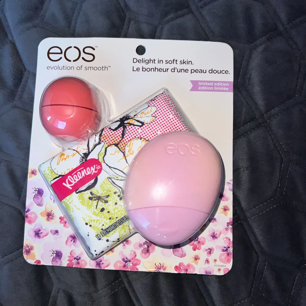 ”eos kit”. Innehåller ett eos läppbalsam, handkräm samt servetter. Skit najs grejer som kan va bra o ha i väskan!. Skönhet.