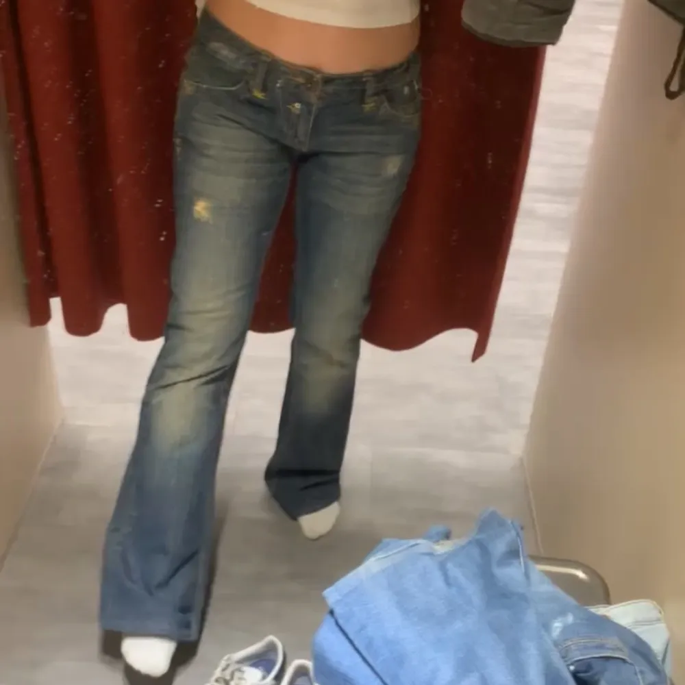 Såå snygga lågmidjade bootcut jeans köpta i Barcelona, lite slitna längst ner men ingenting man tänker på! Jag ör ca 167 cm lång. Jeans & Byxor.
