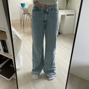 Ljusblåa jeans - Baggy jeans med diagonal midja! Jag är 1,71 för referens🩷