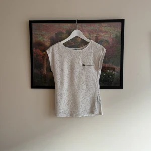 Vit T-shirt - Vit T-shirt med blommor på i storlek S. Köpt utomlands. 🌸