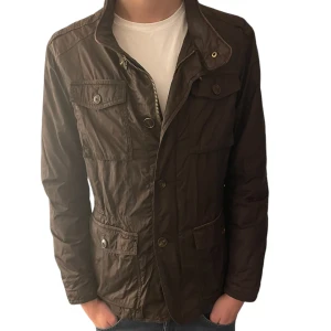 Massimo Dutti field jacka - En fin Massimo Dutti jacka som är i färgen brun och i storleken M. Den passar bra till våren och sommaren, skriv om fler bilder eller frågor😊